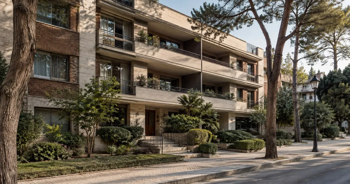 Ilustración de una fachada residencial ficticia con terrazas y jardín, inspirada en Sarrià-Sant Gervasi